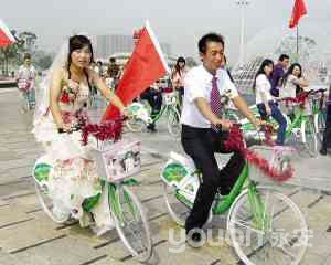 一對(duì)新人從南京地鐵站租來(lái)公共自行車迎親